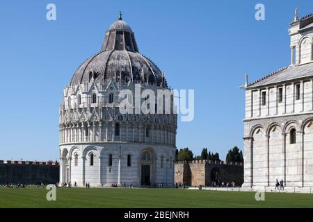 Pise, Italie - 31 mars 2019: La Piazza dei Miracoli avec le Baptistère de Pise, la cathédrale de Pise et une vue partielle sur les murs de la ville. Banque D'Images