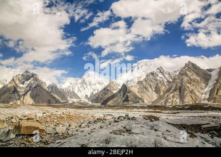 En regardant vers le K2 et le large Peak depuis le glacier Vigne dans la région Concordia des montagnes Karakoram du nord du Pakistan. Banque D'Images