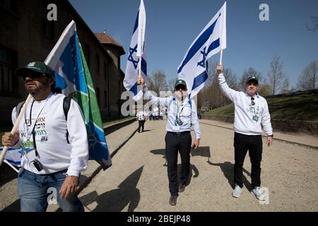 Oswiecim, Pologne - 12 avril 2018 : Journée internationale du Souvenir de l'Holocauste. Des milliers de judes avec drapeau israélien viennent à Auschwitz pour se joindre à et prier le Banque D'Images