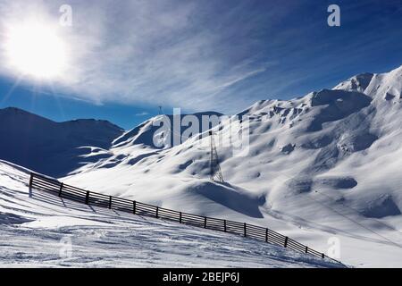 Soleil sur les montagnes d'hiver couvertes de neige. Journée d'hiver ensoleillée et froide dans les Alpes autrichiennes Banque D'Images