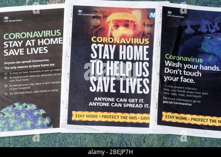 Une sélection de publicités de journaux gouvernementaux encourageant les gens à rester chez eux pendant la pandémie de coronavirus du Covid 19 de 2020. Banque D'Images