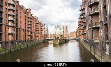 HAMBOURG, ALLEMAGNE - 23 juin 2019 entrepôt du patrimoine mondial de l'UNESCO Speicherstadt à Hambourg avec château d'eau populaire Banque D'Images