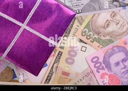 Billet de banque en euros cadeau avec boîte rouge Banque D'Images