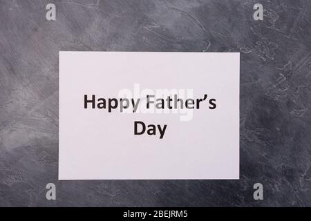 Texte de la Journée du Père heureux sur fond gris. Espace libre. Espace pour le texte. Concept de fête du père. Banque D'Images