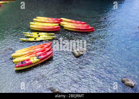 Kayak rouge et jaune dans l'eau de la plage de Dubrovnik Croatie Banque D'Images