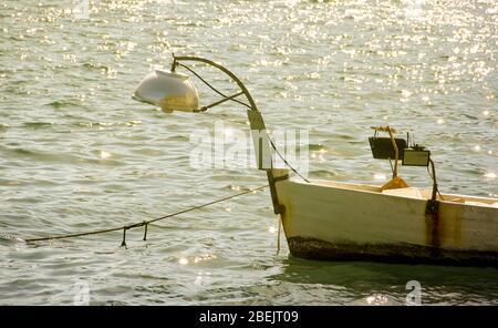 Petit bateau de pêche avec lanterne sur l'arc, façon traditionnelle de pêcher dans la baie de Boka, au Monténégro Banque D'Images