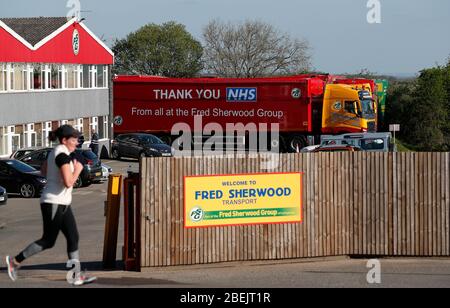 Shepshed, Leicestershire, Royaume-Uni. 14 avril 2020. Un panneau de camion du groupe Fred Sherwood écrit avec un message de remerciement au NHS est conduit du siège de groupÕs à Shepshed pendant le verrouillage pandémique de Coronavirus. Credit Darren Staples/Alay Live News. Banque D'Images