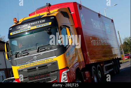 Shepshed, Leicestershire, Royaume-Uni. 14 avril 2020. Un panneau de camion du groupe Fred Sherwood écrit avec un message de remerciement au NHS est conduit du siège de groupÕs à Shepshed pendant le verrouillage pandémique de Coronavirus. Credit Darren Staples/Alay Live News. Banque D'Images