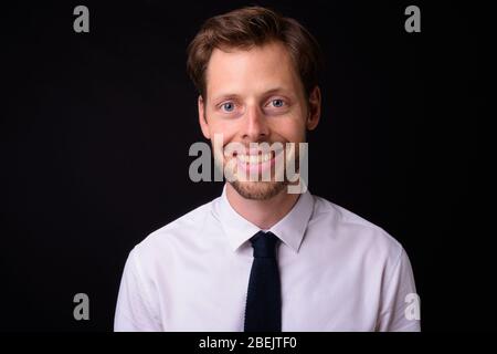 Visage de heureux homme d'affaires barbu souriant Banque D'Images
