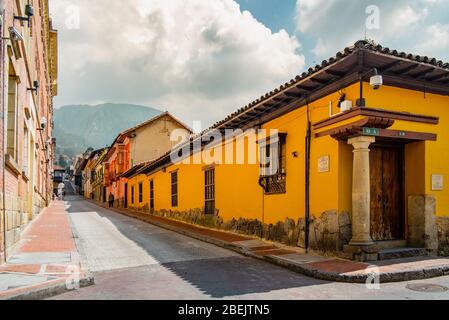 Architecture traditionnelle de style colonial dans une rue du quartier de Candelaria, un quartier historique de Bogota, Colombie. Banque D'Images