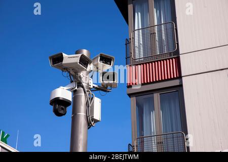 Caméras de surveillance sur la place Breslauer Platz en face de la gare principale, Cologne, Allemagne. Ueberwachungskameras am Breslauer Platz vor dem Ha Banque D'Images