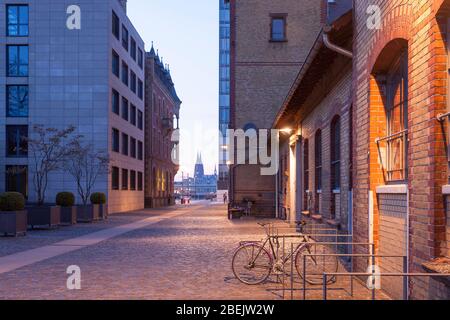 Vue du port de Rheinau sur la cathédrale, à l'extrême gauche de l'ancien bureau de maîtres du port, à droite du Krafthaus, Cologne, Allemagne. Vo. Blick Banque D'Images