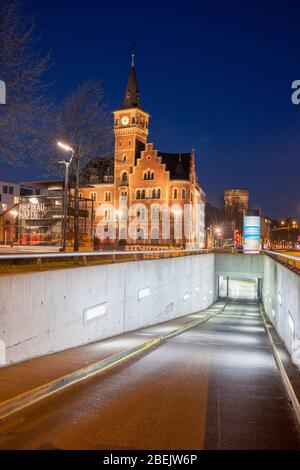 Sortie parking au bureau des maîtres du vieux port dans le port de Rheinau, Cologne, Allemagne. Parkhausfahrt am alten Hafenamt im Rheinauhafen, Koeln, D Banque D'Images