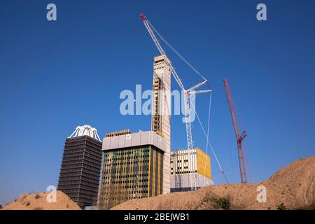 La construction de la Deutsche Welle (radiodiffuseur international public), en démolition, est laissée derrière la construction en hauteur du Deutschlandfu Banque D'Images