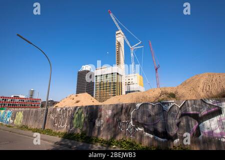 La construction de la Deutsche Welle (radiodiffuseur international public), en démolition, est laissée derrière la construction en hauteur du Deutschlandfu Banque D'Images