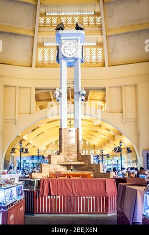 Une étude de l'intérieur du célèbre marché central art déco Phnom Penh Cambodge. Banque D'Images