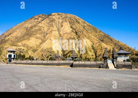 Vue panoramique sur le temple hindou au pied du volcan du Mont Bromo, Java, Indonésie. Banque D'Images