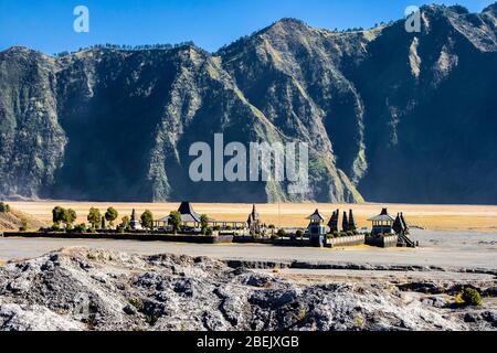 Vue panoramique sur le temple hindou au pied du volcan du Mont Bromo, Java, Indonésie. Banque D'Images