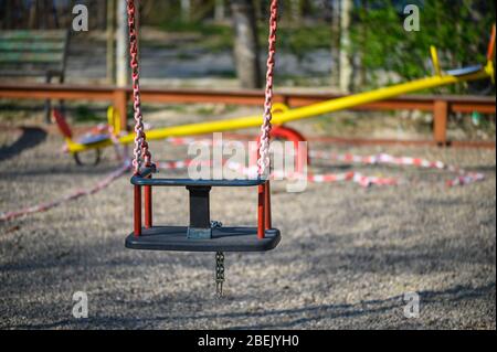 Aire de jeux pour enfants vide dans la zone résidentielle de Chisinau, en Moldavie, en cas d'urgence en raison de la menace du virus covid-19 Banque D'Images