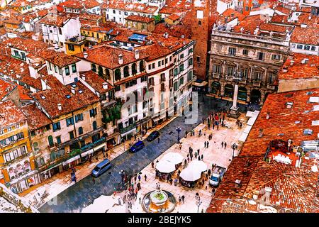 Vue aérienne de la Piazza Delle Erbe depuis Torre dei Lamberti. Vérone, Italie. Illustration du style d'esquisse Aquaelle. Banque D'Images