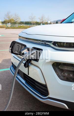 Nouvelle voiture électrique Kia E Soul enregistré mars 2020 voiture électrique charge à un chargeur de voiture électrique public branché dans une unité de charge rapide de voiture Banque D'Images