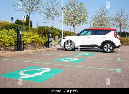 Nouvelle voiture électrique Kia E Soul mars 2020 chargement de voiture électrique à un chargeur de voiture électrique public garé dans l'espace de stationnement de chargement de voiture électrique Royaume-Uni Banque D'Images