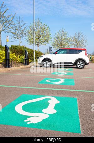 Nouvelle voiture électrique Kia E Soul mars 2020 chargement de voiture électrique à un chargeur de voiture électrique public garé dans l'espace de stationnement de chargement de voiture électrique Royaume-Uni Banque D'Images