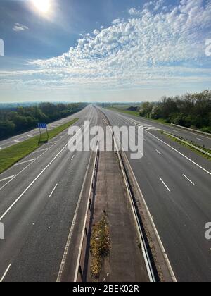 Une autoroute au Royaume-Uni est désertée pendant l'épidémie de coroanvirus Banque D'Images