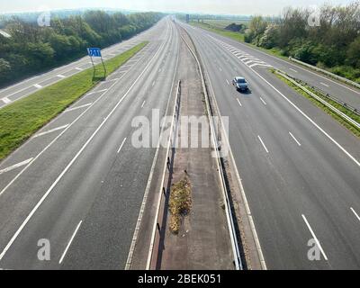 Une voiture unique conduit sur une autoroute vide pendant le verrouillage du coronavirus Banque D'Images