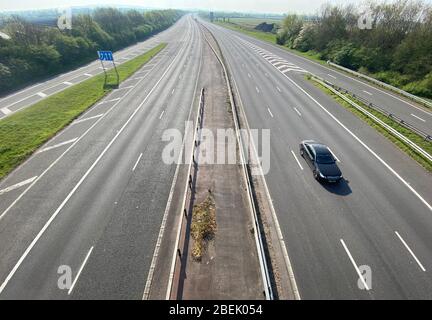 Une voiture unique conduit sur une autoroute vide pendant le verrouillage du coronavirus Banque D'Images