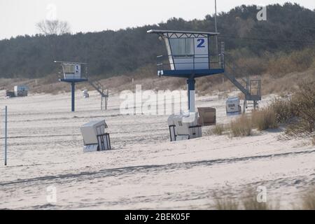 Ahlbeck, Allemagne. 12 avril 2020. Une tour de sauvetage de la municipalité se trouve sur la plage de la station balnéaire de la Baltique Ahlbeck. Pour ralentir la propagation du coronavirus, des restrictions de sortie sont actuellement en place. Crédit: Stefan Sauer/dpa-Zentralbild/dpa/Alay Live News Banque D'Images