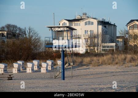 Ahlbeck, Allemagne. 12 avril 2020. Une tour de sauvetage de la municipalité se trouve sur la plage de la station balnéaire de la Baltique Ahlbeck. Pour ralentir la propagation du coronavirus, des restrictions de sortie sont actuellement en place. Crédit: Stefan Sauer/dpa-Zentralbild/dpa/Alay Live News Banque D'Images