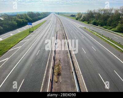 Une autoroute au Royaume-Uni est désertée pendant l'épidémie de coroanvirus Banque D'Images