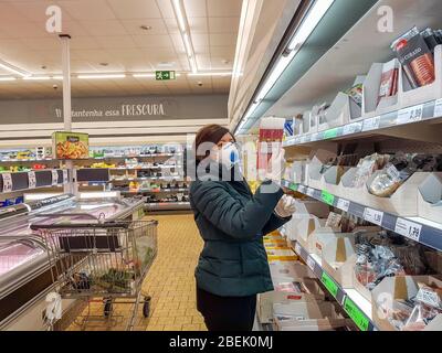 Portugal Faro 2020 8 - avril: Femme dans un supermarché Lidl, panier pendant la période coronavirus fait des achats de produits essentiels. Banque D'Images