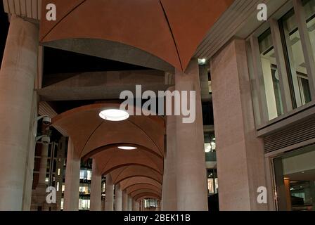 Portland Stone Windows Square Geometric 10 Paternoster Sq.London EC4M 7LS par Eric Parry Architects Banque D'Images
