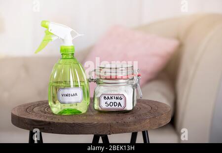 Utilisation de bicarbonate de soude bicarbonate de sodium et vinaigre blanc pour le nettoyage à domicile. Vinaigre blanc dans la bouteille de vaporisation et le bicarbonate de soude dans le bol en verre. Banque D'Images