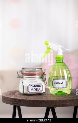 Utilisation de bicarbonate de soude bicarbonate de sodium et vinaigre blanc pour le nettoyage à domicile. Vinaigre blanc dans la bouteille de vaporisation et le bicarbonate de soude dans le bol en verre. Banque D'Images