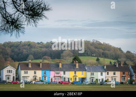 Reigate, Surrey, Royaume-Uni - 9 avril 2020 - terrasses colorées maisons avec collines en arrière-plan Banque D'Images