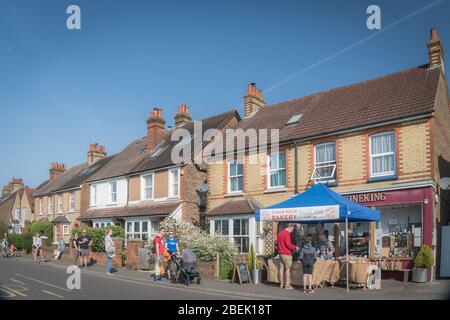 Reigate, Surrey, Royaume-Uni - 10 avril 2020 - des gens qui font la queue pour acheter du pain de la boulangerie locale pop up, en maintenant des distanciation sociale pour arrêter la propagation du coronovirus Banque D'Images