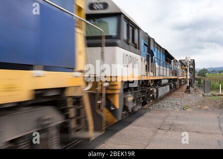 Un diesel de fret ferroviaire locomotive classe 92 transportant le charbon vers le port de Newcastle à partir de mines dans la partie supérieure de la Hunter Valley en Nouvelle Galles du Sud, Australie Banque D'Images