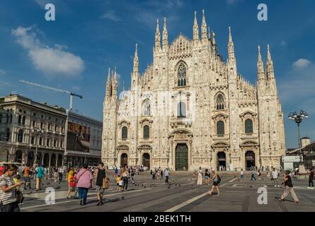 MILAN, ITALIE - 1 AOÛT 2019 : la piazza, regardant à peu près au nord-est de la façade du Duomo. Galleria Vittorio Emanuele II - sur la gauche. Banque D'Images