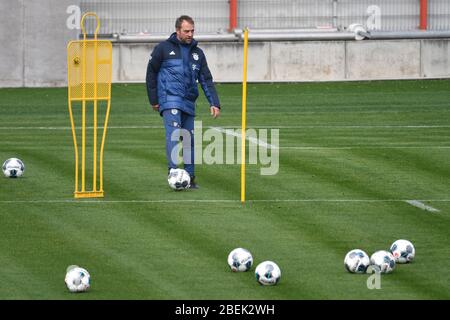 Munich, Allemagne. 14 avril 2020. Hans Dieter Flick (Hansi, entraîneur FC Bayern Munich), sur le ballon. FC Bayern Munich formation en petit groupe à la pandémie de coronavirus. Formation sur Saebener Strasse. Football 1. Bundesliga, saison 2019/2020, le 14 avril 2020 | usage international crédit: dpa/Alay Live News Banque D'Images