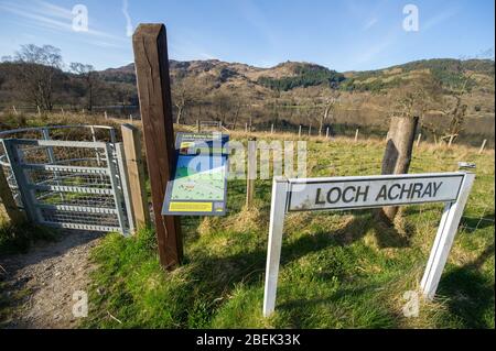 Loch Achray, Royaume-Uni. 13 avril 2019. Photo : (photo principale) Loch Achray et site de camping qui est vide. (En haut à gauche) montagne Ben A’an. Normalement un endroit touristique chaud avec des centaines de marcheurs, aujourd'hui pas un marcheur trouvé sur le sommet de la montagne pendant un brillant et chaud soleil printemps lundi de Pâques. En raison du verrouillage du Coronavirus (COVID-19) imposé par les gouvernements britannique et écossais, la police a fait respecter le verrouillage et les gens ont pris l'avertissement au sérieux, tous les points d'accès touristiques et de beauté étant cordonés avec des barrages routiers. Crédit : Colin Fisher/Alay Live News. Banque D'Images