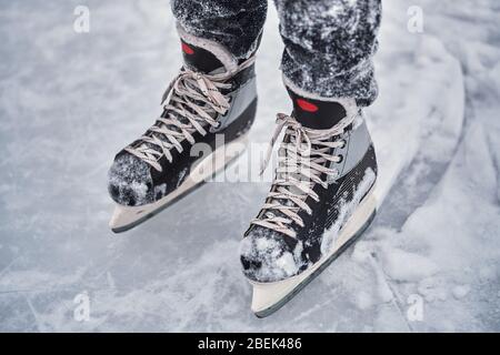 Le hockey se débarque sur les pieds du joueur après le hockey sur glace. Gros plan Banque D'Images