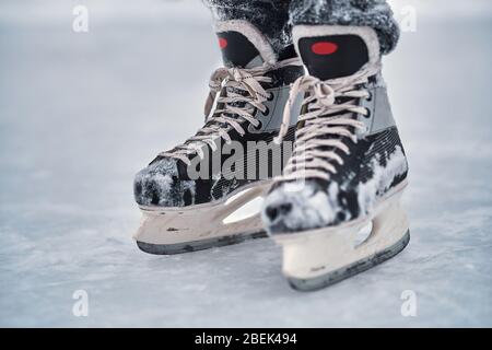 Le hockey se débarque sur les pieds du joueur après le hockey sur glace. Gros plan Banque D'Images