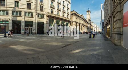 MILAN, ITALIE - 01 AOÛT 2019: Les touristes et les habitants marchent dans le centre de Milan. Boutiques, cafés et restaurants. Panorama super grand angle. Banque D'Images