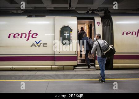 Gérone, Espagne. 14 avril 2020. Un passager emprunte un tramway tout en portant un masque facial comme mesure préventive contre la propagation du Coronavirus (COVID-19) à la gare de Gérone. Le gouvernement espagnol rétablit des emplois non essentiels en Catalogne après 31 jours de confinement. Plus de 1 700 000 personnes reviennent au travail. Les agents de protection civile et de police distribuent des masques aux gares ferroviaire et routière pour empêcher l'augmentation de la propagation de Covid-19. Crédit: SOPA Images Limited/Alay Live News Banque D'Images