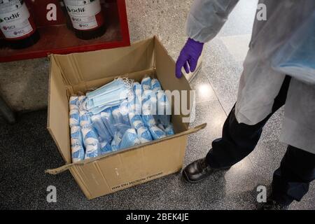 Gérone, Espagne. 14 avril 2020. Vue sur les masques de visage dans une boîte à la gare de Gérone au milieu de la crise de Coronavirus (COVID-19). Le gouvernement espagnol rétablit les emplois non essentiels en Catalogne après 31 jours de confinement. Plus de 1 700 000 personnes reviennent au travail. Les agents de protection civile et de police distribuent des masques aux gares ferroviaire et routière pour empêcher l'augmentation de la propagation de Covid-19. Crédit: SOPA Images Limited/Alay Live News Banque D'Images