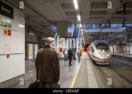 Gérone, Espagne. 14 avril 2020. Les passagers attendent un tramway dans le cadre de la crise de Coronavirus (COVID-19) à la gare de Gérone. Le gouvernement espagnol rétablit des emplois non essentiels en Catalogne après 31 jours de confinement. Plus de 1 700 000 personnes reviennent au travail. Les agents de protection civile et de police distribuent des masques aux gares ferroviaire et routière pour empêcher l'augmentation de la propagation de Covid-19. Crédit: SOPA Images Limited/Alay Live News Banque D'Images