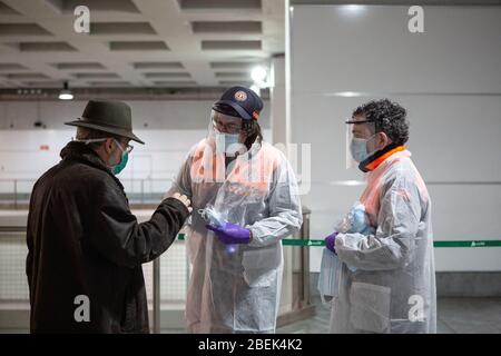 Gérone, Espagne. 14 avril 2020. Les membres espagnols de la protection civile distribuent un masque facial à un homme comme mesure préventive contre la propagation du Coronavirus (COVID-19) à la gare de Gérone. Le gouvernement espagnol rétablit les emplois non essentiels en Catalogne après 31 jours de confinement. Plus de 1 700 000 personnes reviennent au travail. Les agents de protection civile et de police distribuent des masques aux gares ferroviaire et routière pour empêcher l'augmentation de la propagation de Covid-19. Crédit: SOPA Images Limited/Alay Live News Banque D'Images